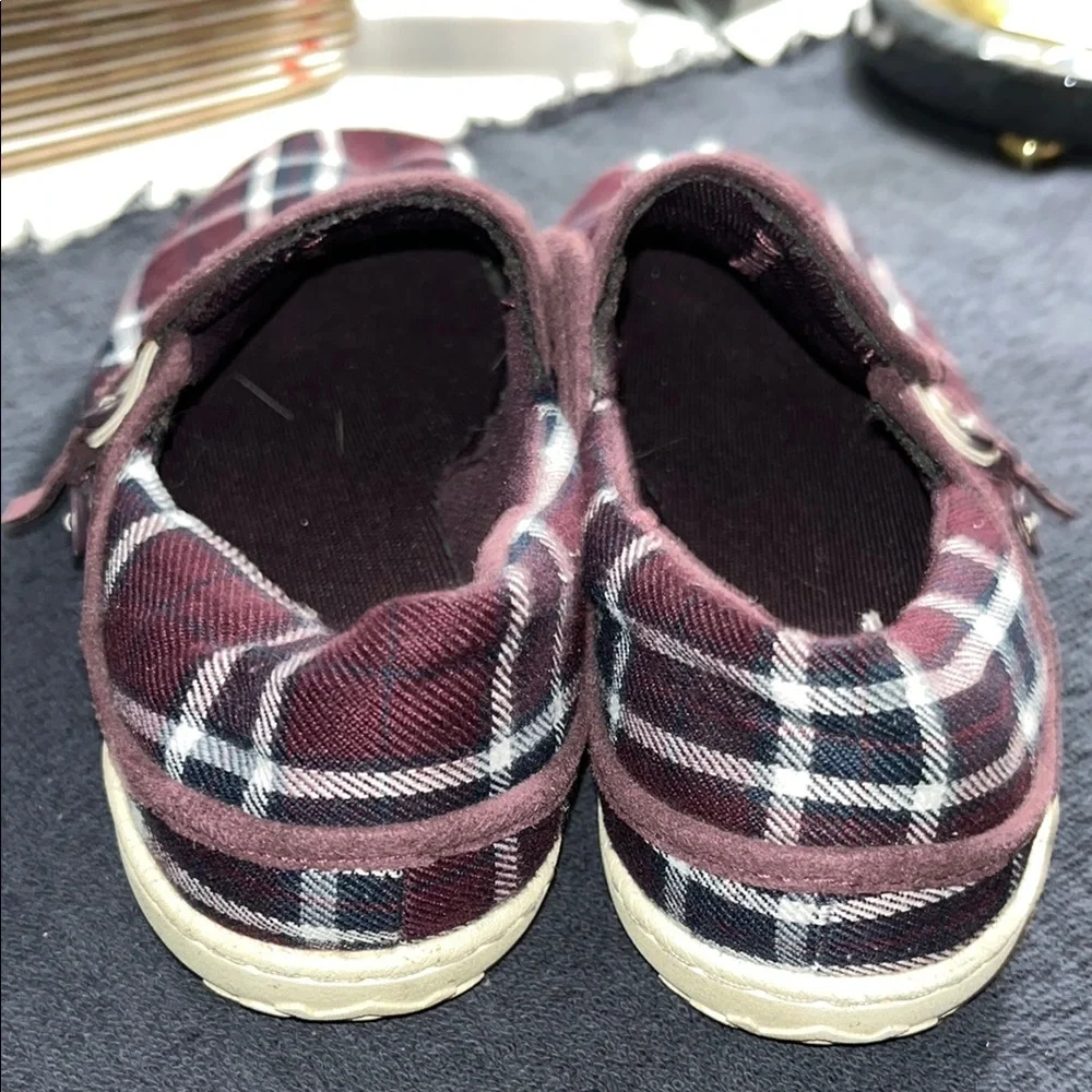 Patagonia White and Maroon Slip-On Loafers - Picture 5 of 11